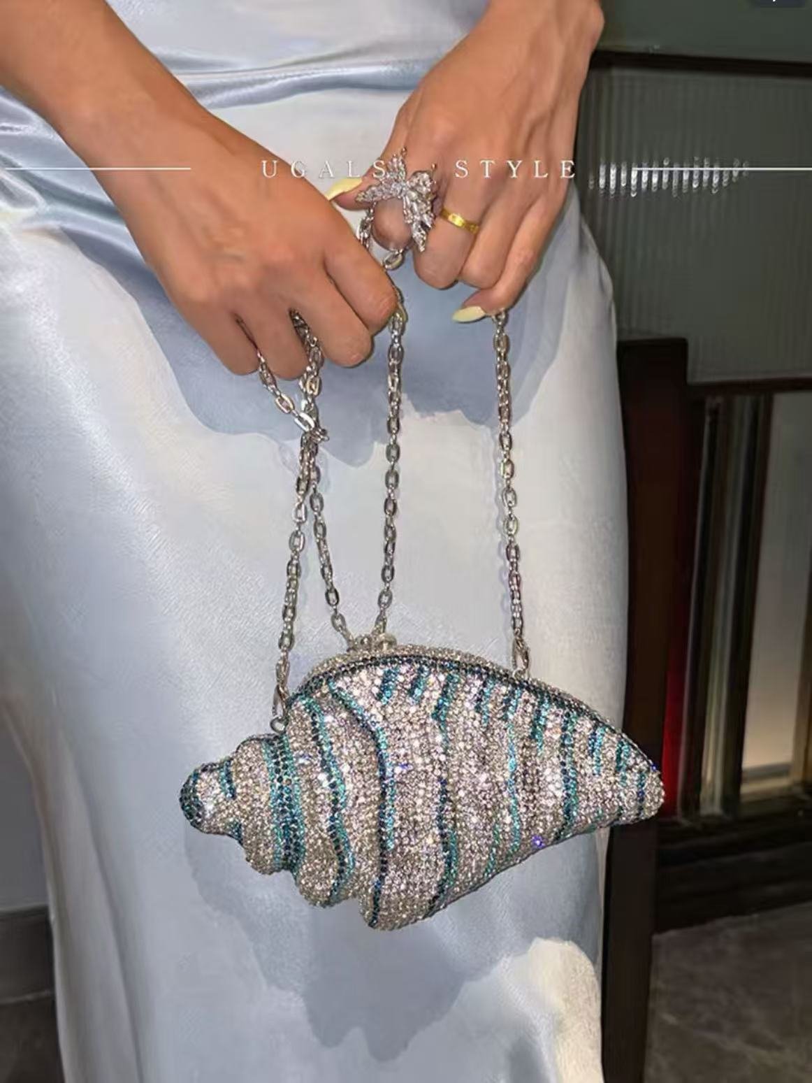 15 Shell Crystal Banquet Handbag - Image 1